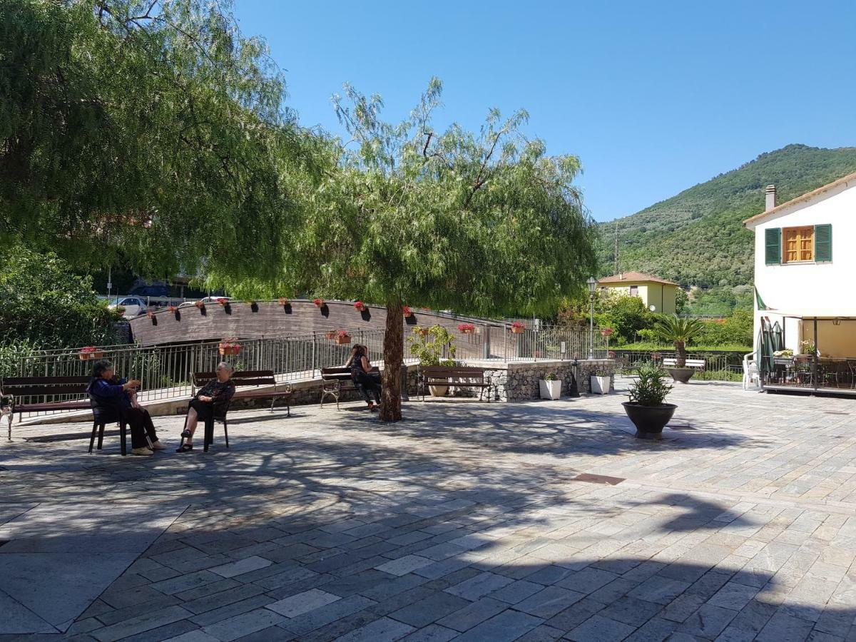 Appartamento Modern Flat With Panoramic Terrace In Zuccarello Esterno foto